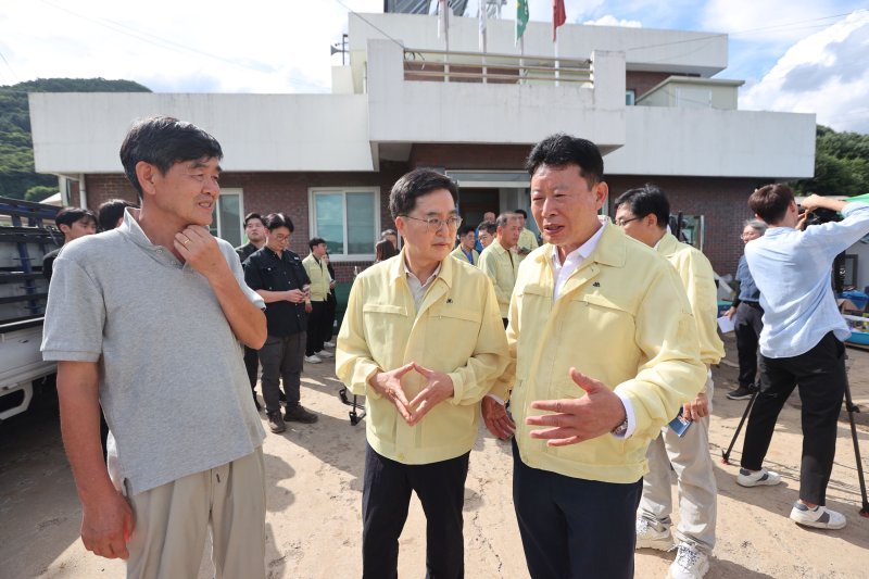 서태원 경기 가평군수(사진 오른쪽)가 22일 김동연 경기도지사(사진 가운데)와 수해 관련 피해 상황에 대해 얘기를 나누고 있다.(가평군 제공)/뉴스1