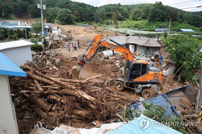 복구 작업 중인 가평 산사태 현장 (출처=연합뉴스)