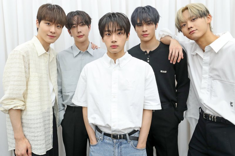 [서울=뉴시스] 김혜진 기자 = 그룹 원팩트(왼쪽부터 성민, 종우, 예담, 제이창, 태그)가 지난 17일 오후 서울 중구 뉴시스에서 인터뷰에 앞서 포즈를 취하고 있다. 2025.07.22. jini@newsis.com