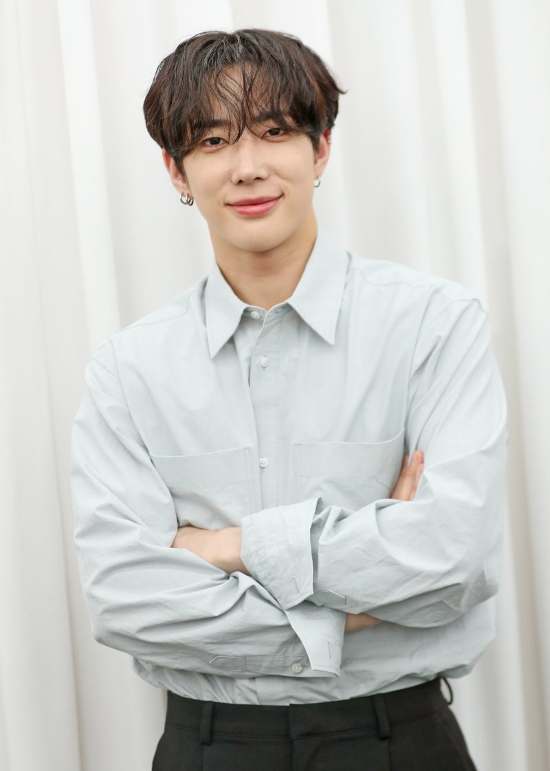 [서울=뉴시스] 김혜진 기자 = 그룹 원팩트 종우가 지난 17일 오후 서울 중구 뉴시스에서 인터뷰에 앞서 포즈를 취하고 있다. 2025.07.22. jini@newsis.com