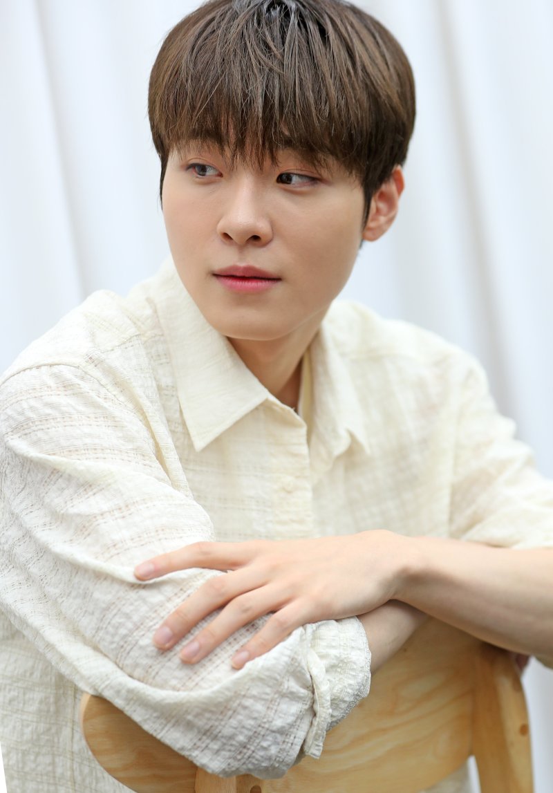 [서울=뉴시스] 김혜진 기자 = 그룹 원팩트 성민이 지난 17일 오후 서울 중구 뉴시스에서 인터뷰에 앞서 포즈를 취하고 있다. 2025.07.22. jini@newsis.com