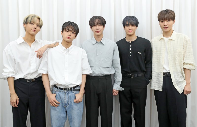 [서울=뉴시스] 김혜진 기자 = 그룹 원팩트(왼쪽부터 태그, 예담, 종우, 제이창, 성민)가 지난 17일 오후 서울 중구 뉴시스에서 인터뷰에 앞서 포즈를 취하고 있다. 2025.07.22. jini@newsis.com