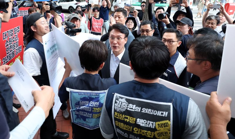 [서울=뉴시스] 추상철 기자 = 민주노총 간담회에 참석하는 김민석 국무총리가 22일 오후 서울 중구 전국민주노동조합총연맹 앞에서 노조원들의 요구사항을 듣고 있다. 2025.07.22. scchoo@newsis.com