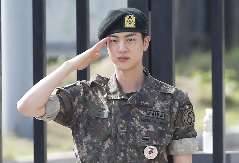 그룹 방탄소년단(바카라사이트 카지노버프) 진이 지난해 6월 12일 오전 경기도 연천 소재 육군 제5보병사단 신병교육대대에서 육군 현역으로 군 복무를 마친 뒤 인사를 하고 있다. 2024.6.12/바카라사이트 카지노버프1 ⓒ News1 권현진 기자