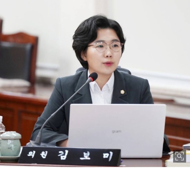 김보미 강진군의회 의원이 임시회에서 군정질문을 하고 있다.(강진군의회 제공, 재판매 및 DB 금지)/뉴스1