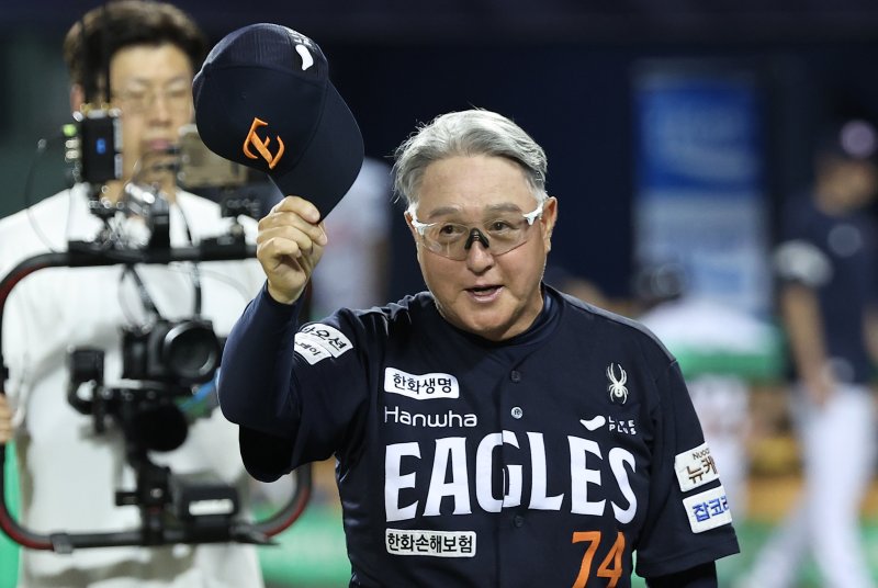한화 김경문 감독이 22일 서울 송파구 잠실야구장에서 열린 프로야구 '2025 신한 SOL뱅크 KBO 리그' 한화 이글스와 두산 베어스의 경기에서 2-1로 승리를 거두며 10연승을 달성한 후 관중석을 향해 인사하고 있다. 2025.7.22/뉴스1 ⓒ News1 김성진 기자