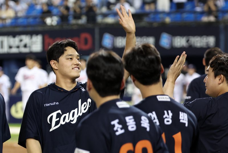 한화 문동주가 22일 서울 송파구 잠실야구장에서 열린 프로야구 '2025 신한 SOL뱅크 KBO 리그' 한화 이글스와 두산 베어스의 경기에서 2-1로 승리를 거두며 10연승을 달성한 후 관중석을 향해 인사하고 있다. 한 팀이 단일 시즌에 두 번의 10연승을 해낸 건 1985년 삼성 라이온즈 이후 처음이자 역대 두 번째다. 2025.7.22/뉴스1 ⓒ News1 김성진 기자