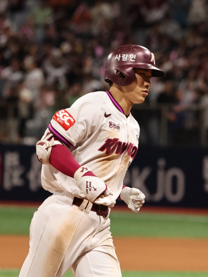 9일 오후 서울 구로구 고척스카이돔에서 열린 프로야구 '2025 신한 SOL뱅크 KBO리그' 한화 이글스와 키움 히어로즈의 경기 9회말 1사 주자 없는 상황에서 솔로홈런을 친 이주형이 그라운드를 돌고 있다. 2025.5.9/뉴스1 ⓒ News1 황기선 기자