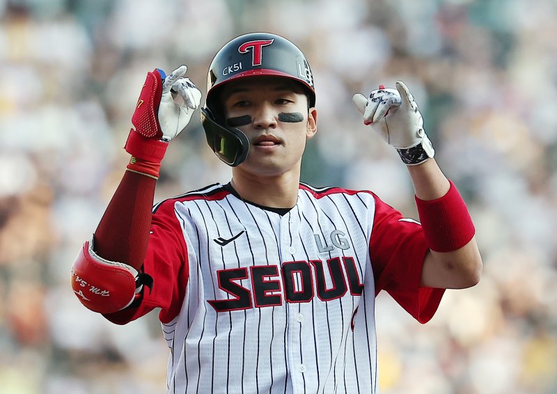 22일 오후 서울 송파구 잠실야구장에서 열린 프로야구 '2025 신한 SOL뱅크 KBO 리그' LG 트윈스와 두산 베어스의 경기, LG 박해민이 3회말 1사 1,3루 상황 적시타를 친 뒤 세리머니를 하고 있다. 2025.6.22/뉴스1 ⓒ News1 김진환 기자