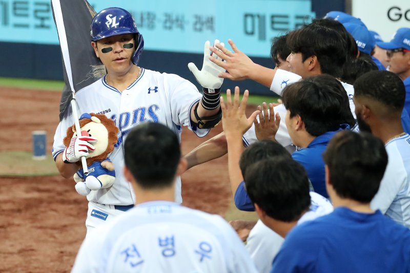 26일 오후 대구 수성구 삼성라이온즈파크에서 열린 프로야구 '2025 신한 SOL뱅크 KBO 리그' 한화 이글스와 삼성 라이온즈의 경기, 4회말 1사 상황 삼성 6번타자 강민호가 한화 선발 문동주를 상대로 좌월 솔로홈런을 때린 뒤 동료들의 축하를 받고 있다. 2025.6.26/뉴스1 ⓒ News1 공정식 기자