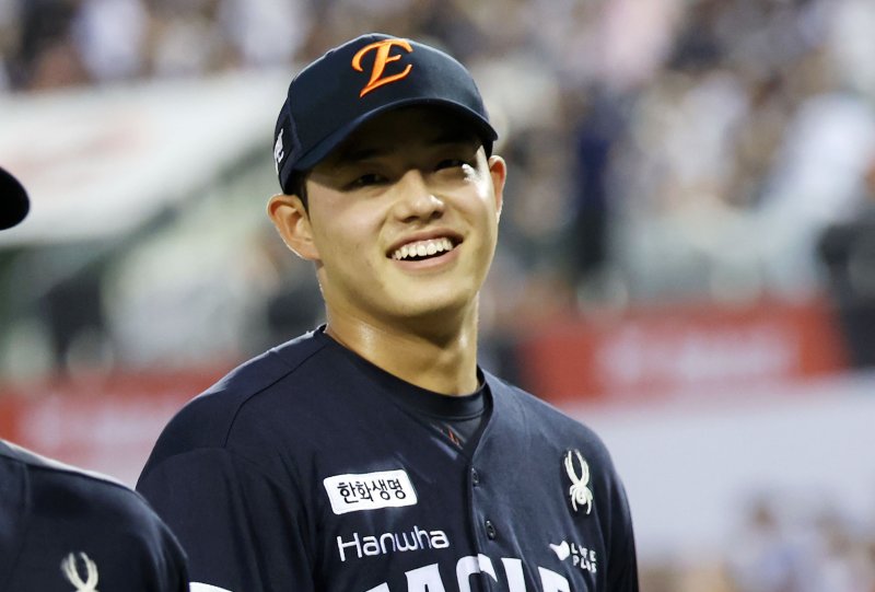 [서울=뉴시스] 홍효식 기자 = 22일 서울 송파구 잠실야구장에서 열린 2025 KBO리그 한화 이글스와 두산 베어스의 경기, 5회말 무실점으로 수비를 마친 한화 선발 안전한 바카라사이트 산타카지노가 더그아웃으로 향하고 있다. 2025.07.22. yesphoto@newsis.com