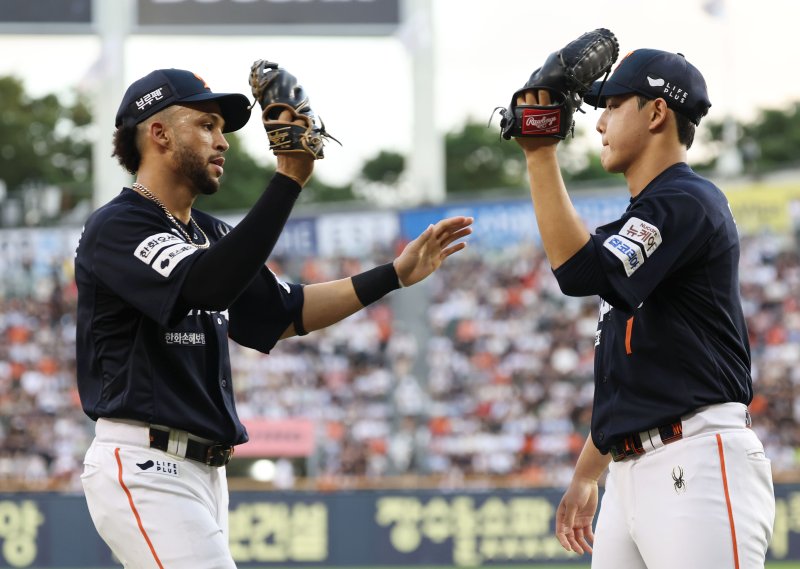 [서울=뉴시스] 홍효식 기자 = 22일 서울 송파구 잠실야구장에서 열린 2025 KBO리그 한화 이글스와 두산 베어스의 경기, 3회말 수비를 마친 한화 선발투수 안전한 바카라사이트 산타카지노가 호수비를 보여준 리베라토와 하이파이브를 하고 있다. 2025.07.22. yesphoto@newsis.com