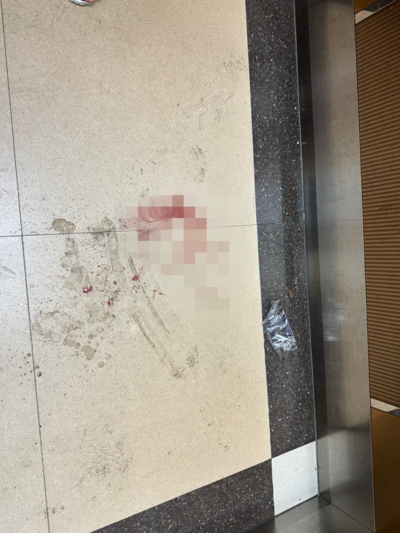 지난 21일 메이저 바카라사이트 홈런 사고가 발생한 인천시 송도국제도시 한 아파트 엘리베이터에 혈흔이 묻어 있다. 2025.7.21/뉴스1 ⓒ News1 박소영 기자 /사진=뉴스1