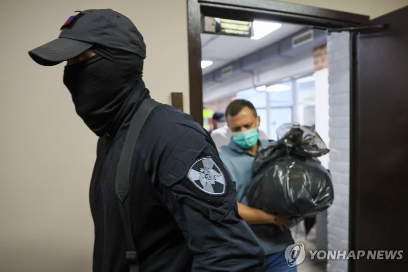 러시아 텔레그램 뉴스채널 바자 수색하는 러시아 경찰 (출처=연합뉴스)