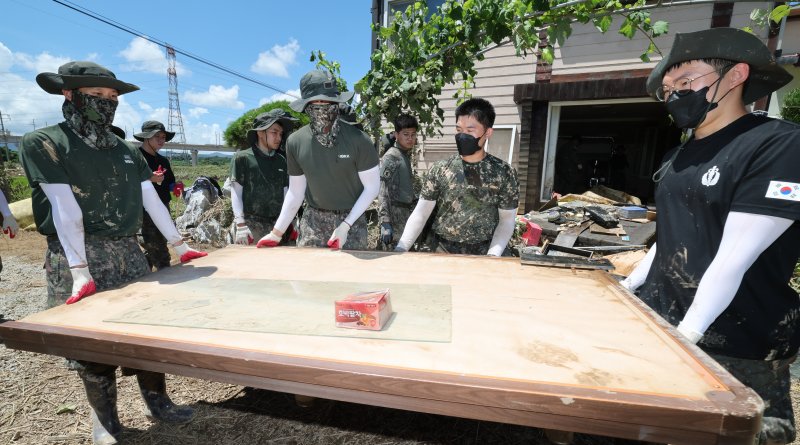 23일 폭염특보가 내려진 대전·충남은 최고 체감온도가 33도 내외까지 올라 더울 것으로 예보됐다. 육군 32사단 장병들이 21일 충남 에산 삽교읍 일대에서 수해복구를 하고 있다. 뉴스1