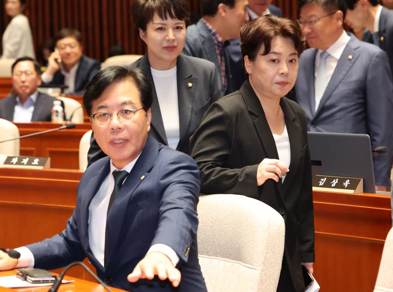 [서울=뉴시스] 김명년 기자 = 송언석 국민의힘 비상대책위원장 겸 원내대표와 윤희숙 바카라 전략위원장이 9일 오후 서울 여의도 국회에서 열린 긴급의원총회에 참석하고 있다. 2025.07.09. kmn@newsis.com