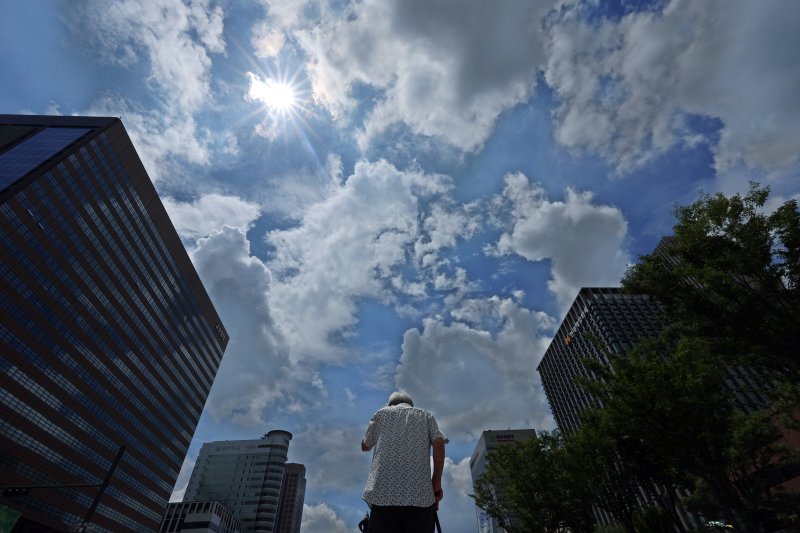 서울 광화문광장에서 시민들이 발걸음을 옮기고 있다. 2025.7.22/뉴스1 ⓒ News1 황기선 기자