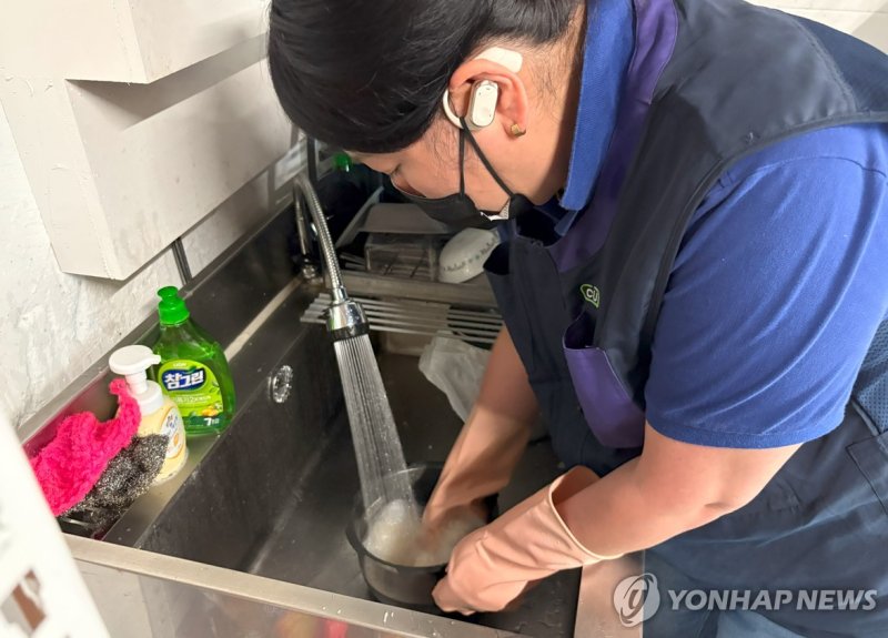 쌀 씻고 있는 이시원 점주 (출처=연합뉴스)