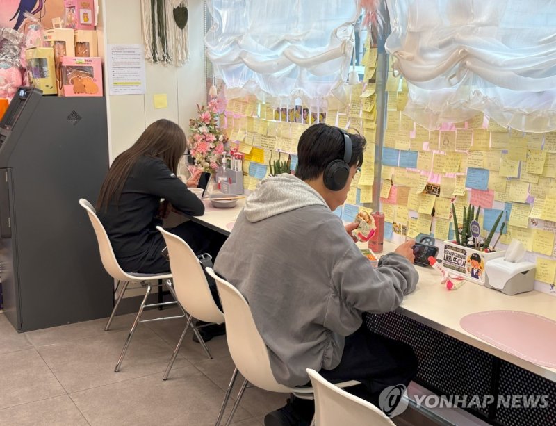 신사동 편의점에서 식사하고 있는 청년들 (출처=연합뉴스)
