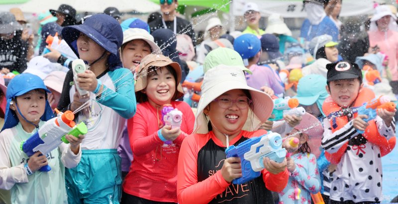 [부산=뉴시스] 하경민 기자 = '제3회 유엔남구 물놀이 축제'가 열린 20일 부산 남구 용호별빛공원에서 어린이들이 물총싸움을 하고 있다. 오는 28일까지 열리는 이번 축제에는 워터클라이밍, 물총싸움, 워터버블 파티, DIY 체험존 등 다양한 물놀이 시설이 운영된다. 해당 사진은 기사 내용과 관련이 없습니다. 2025.07.20. yulnetphoto@newsis.com