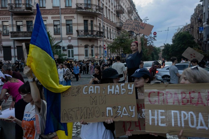 22일(현지시간) 우크라이나 키이우에서 젤렌스키 정부에 반대하는 시위대가 행진하고 있다.AFP연합뉴스