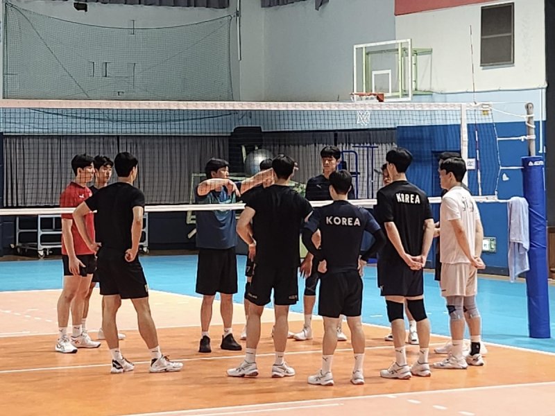 석진욱 남자 U-21 대표팀 감독의 지시를 듣는 선수들 (출처=연합뉴스)