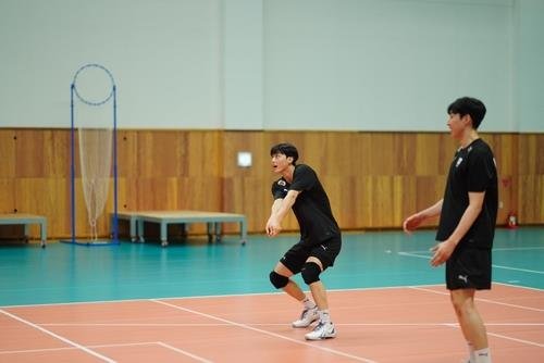 성인 대표팀에서 리시브 훈련하는 이우진(중앙) (출처=연합뉴스)