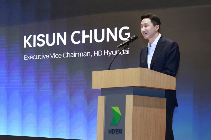 [서울=뉴시스] 정기선 HD현대 수석부회장이 24일(화) HD현대 글로벌R&D센터에서 열린 '한·미 조선협력 전문가 포럼'에서 개회사를 하고 있다.(사진제공=HD현대). 2025.06.24. photo@newsis.com *재판매 및 DB 금지