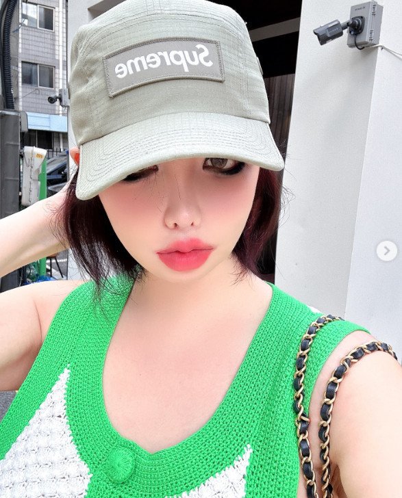 예뻐? 박봄, 진한 아이라인+붉은 오버립…강렬 메이크업 [N샷]