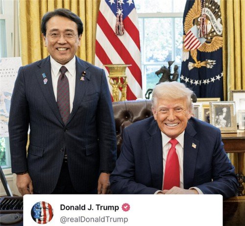 지난해 4월 도널드 트럼프 미국 대통령(오른쪽)과 아카자와 료세이 당시 일본 경제재생상. 트럼프 대통령 트루스소셜 계정 캡처.