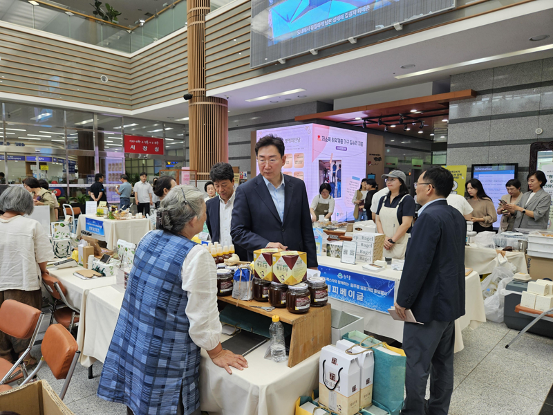 원강수 원주시장이 지난 17일 시청 로비에서 열린 원주몰 입점기업 홍보 행사장을 둘러보고 있다. 원주시 제공