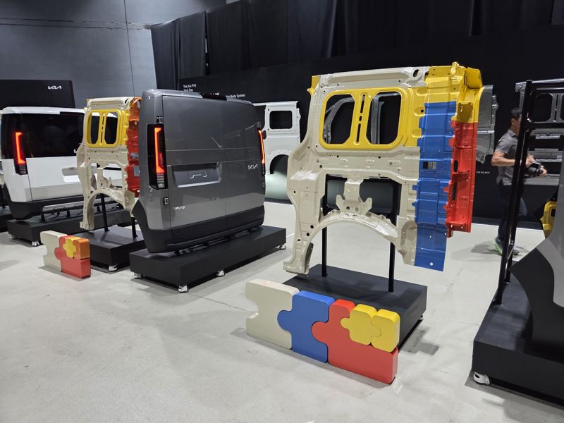 '더 기아 PV5 테크 데이' 행사장에 전시된 PV5 모듈 조립 예시. 박경호 기자