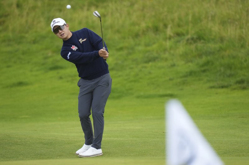 [포트러시=AP/뉴시스] 송영한이 15일(현지 시간) 북아일랜드 포트러시의 로열 포트러시 골프클럽에서 열리는 제153회 디오픈(브리티시오픈)을 앞두고 연습 라운딩하고 있다. 17일 개막하는 올 시즌 마지막 메이저대회인 디오픈에 한국 선수는 최경주, 안병훈, 임성재, 김주형, 김시우, 송영한 등 6명이 출전한다. 2025.07.16.