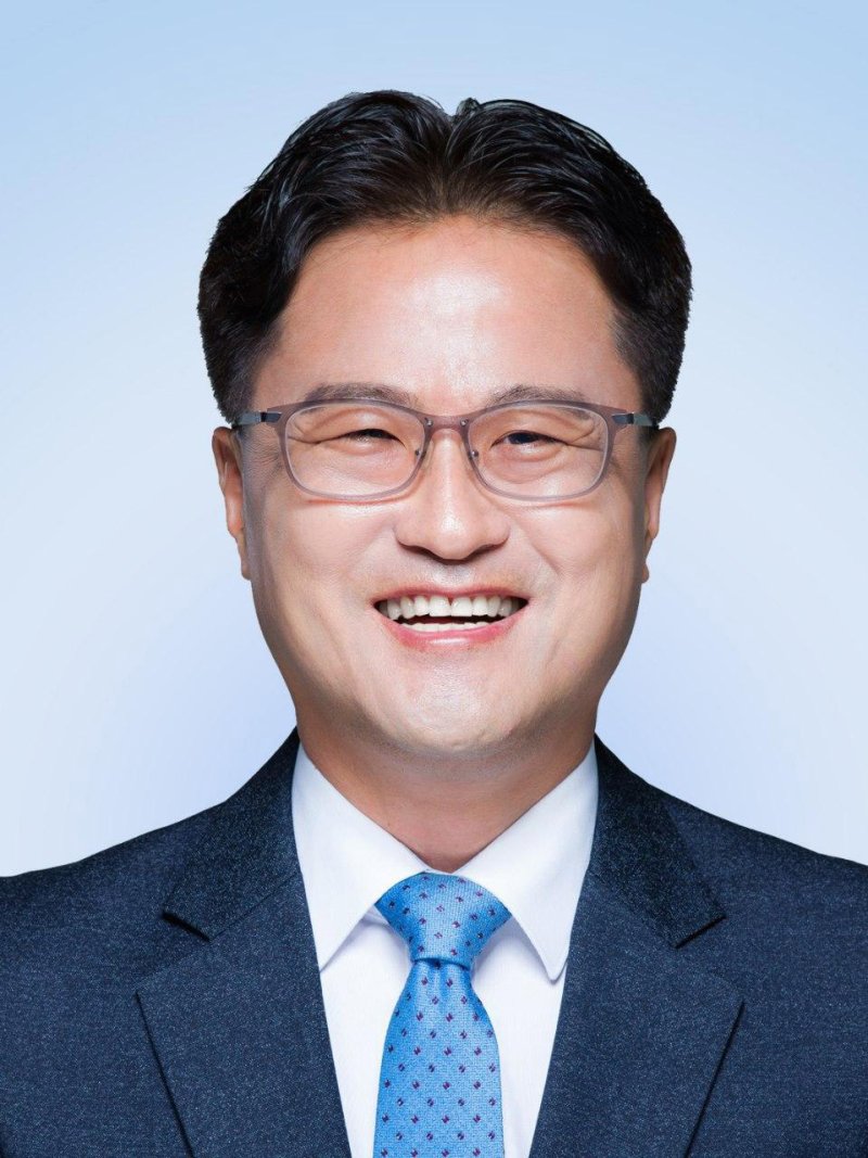 문재인 전 대통령이 1일 조달청장에 김정우 전 더불어민주당 의원을 내정했다. (청와대 제공) 2020.11.1/뉴스1