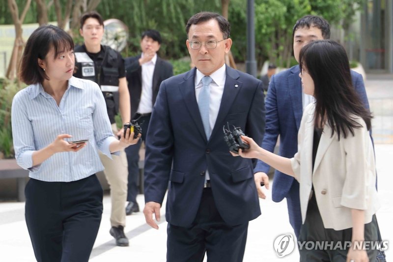 김건희 특검 출석하는 정근수 전 신한은행 부행장 (출처=연합뉴스)