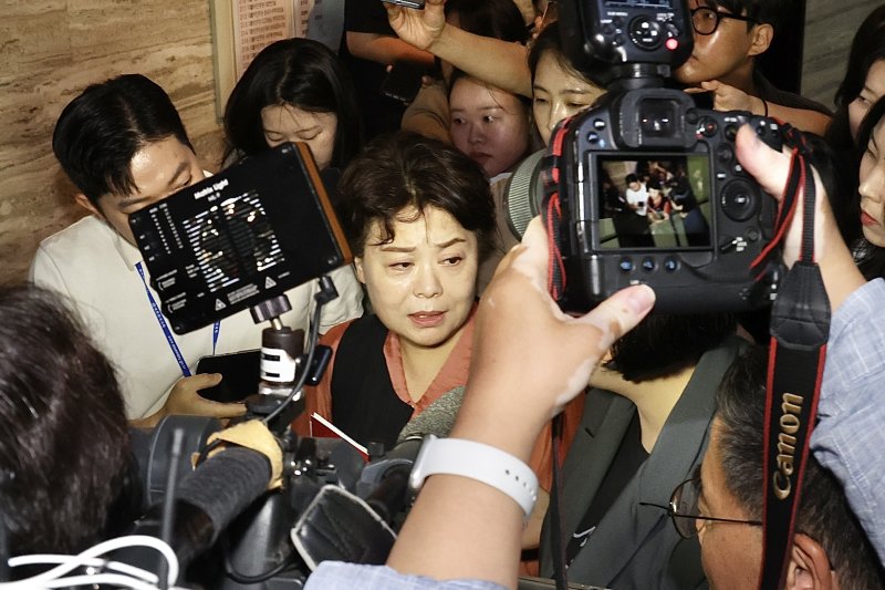 [서울=뉴시스] 김명년 기자 = 윤희숙 국민의힘 혁신위원장이 17일 서울 여의도 국회에서 열린 비공개 비상대책위원회의에 참석한 뒤 취재진에게 둘러싸여 있다. 2025.07.16. kmn@newsis.com