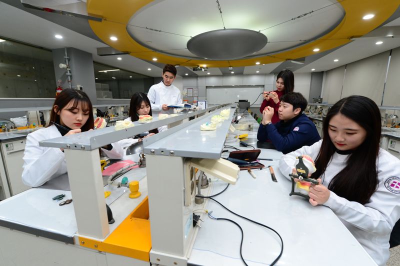 대구보건대 치기공학과 실습 장면. 대구보건대 제공