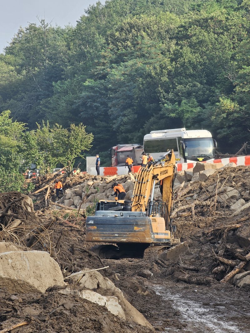 산청군 신안면 외송리 실종자를 찾기 위해 관계 당국이 23일 오전부터 수색 작업을 벌이고 있다. 2025.7.23/뉴스1 한송학기자