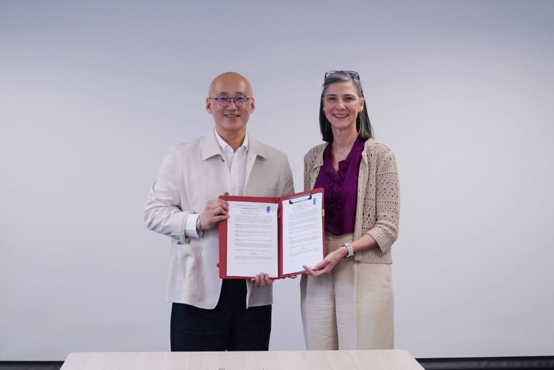 베트남 하노이 UN 그린원 사무소에서 메가존클라우드 염동훈 대표(왼쪽)와 UNDP 라므라 하리디 상임대표가 업무협약 체결 후 기념촬영을 하고 있다. 메가존클라우드 제공