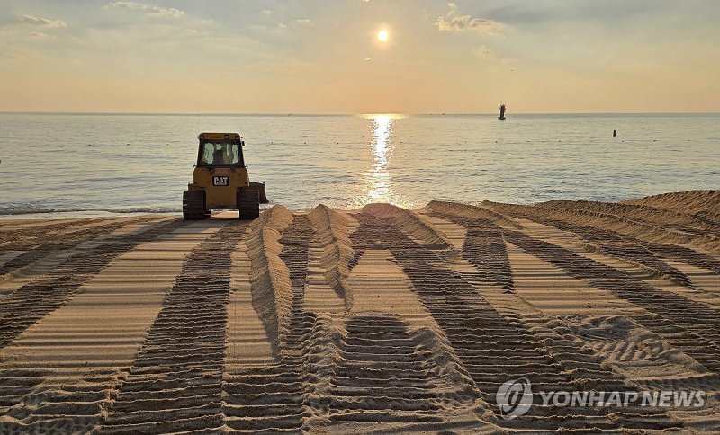 다시 폭염 시작…경포해수욕장 피서객 맞이 준비 (출처=연합뉴스)