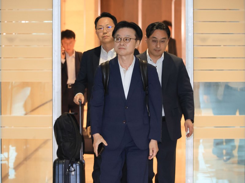 김정관 산업통상자원부 장관이 대미 통상 협상과 관련, 23일 인천국제공항을 통해 미국 워싱턴으로 출국하고 있다. 연합뉴스