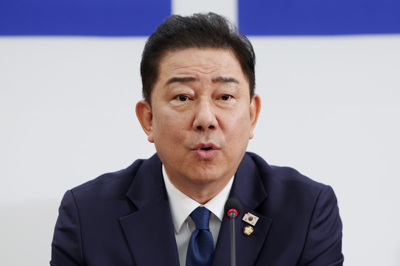 [서울=뉴시스] 김명년 기자 = 김병기 더불어민주당 대표 직무대행 겸 원내대표가 22일 오전 서울 여의도 국회에서 열린 원내대책회의에서 발언하고 있다. 2025.07.22. kmn@newsis.com