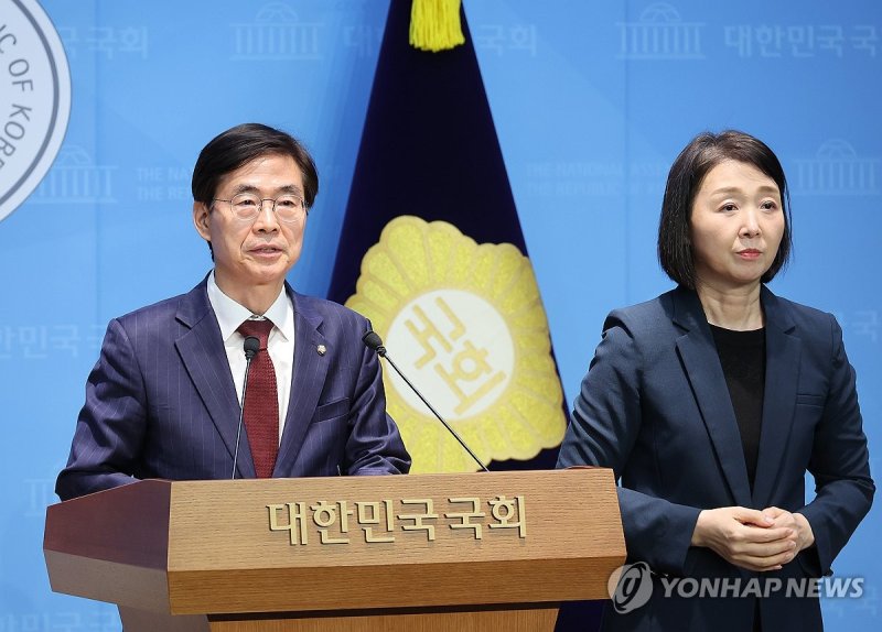 기자회견하는 조경태 의원 (출처=연합뉴스)