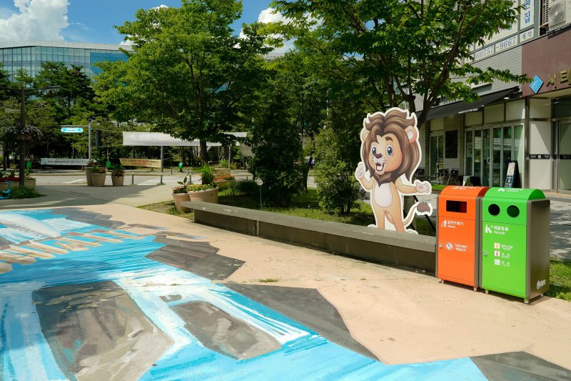 [성남=뉴시스] 성남시 중원구 여수동에 설치된 가로 쓰레기통 (사진=성남시 제공) 2025.07.23.photo@newsis.com