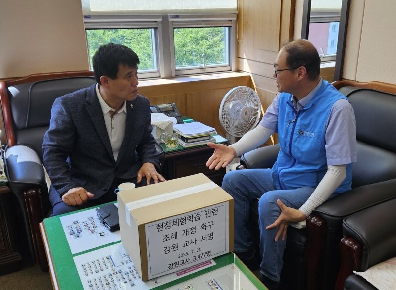 이영욱 교육위원장 만나는 최고봉 지부장 (출처=연합뉴스)
