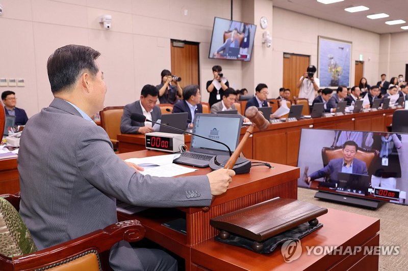 의사봉 두드리는 이철규 위원장 (출처=연합뉴스)