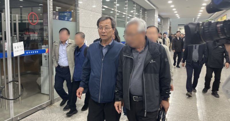 [전주=뉴시스] 지난해 10월30일 전북 전주시 전주지방법원에서 하연호 전북민중행동 공동상임대표에 대한 국가보안법 위반 혐의 1심 재판이 끝난 뒤 법원 청사를 빠져나가는 하 대표. 하 대표는 23일 광주고법 전주재판부 제1형사부 심리로 진행된 항소심 선고공판에서 원심판결이 파기된 뒤 징역 2년을 선고받았다. (사진=뉴시스 DB). photo@newsis.com