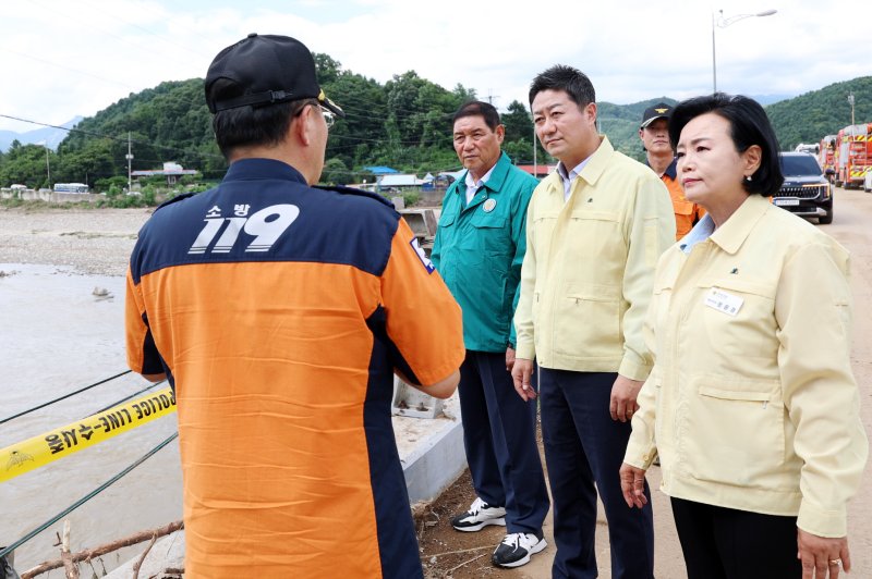 [수원=뉴시스] 경기도의회 김진경 의장과 정윤경·김규창 부의장이 21일 기습 폭우로 피해가 발생한 가평을 찾아 재난 현장을 살피고 있다. (사진=경기도의회 제공) 2025.07.23. photo@newsis.com *재판매 및 DB 금지