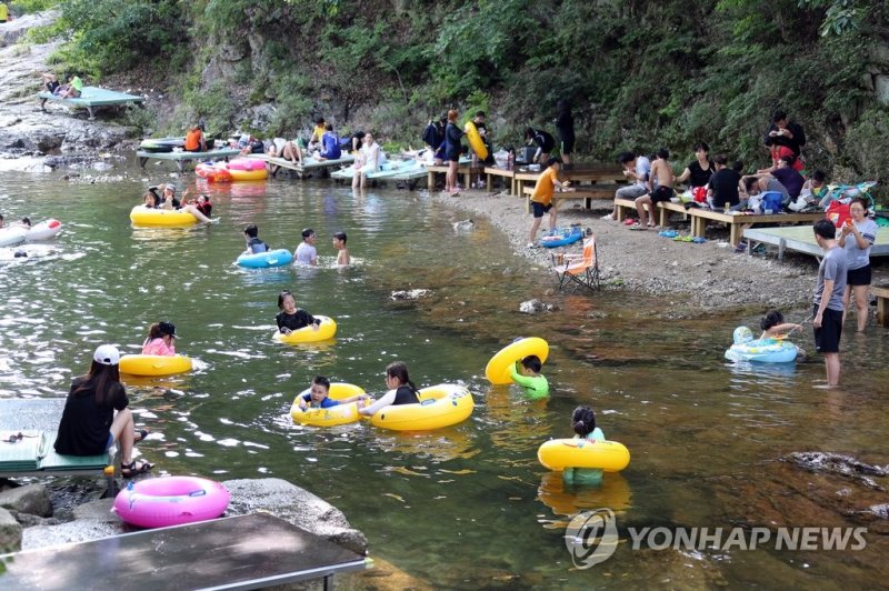 무주 구천동계곡 물놀이 인파 (출처=연합뉴스)