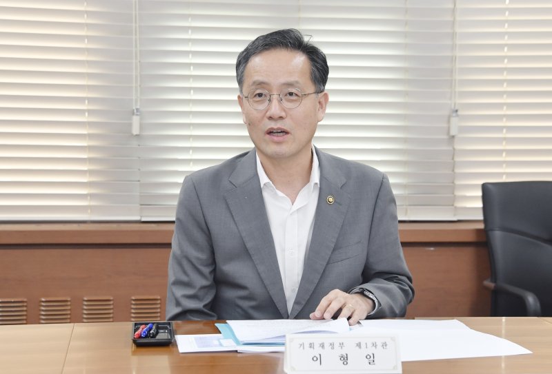 이형일 기획재정부 1차관이 18일 서울 종로구 정부서울청사에서 열린 '제4차 대외경제전략 전문위원회'를 주재하고 있다. (기획재정부 제공. 재판매 및 DB 금지) 2025.7.18/뉴스1